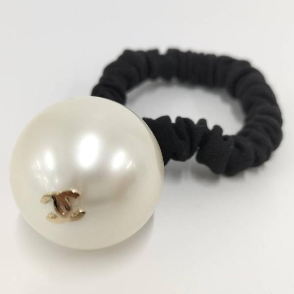 新品 CHANEL パール ヘアゴム CHANEL（シャネル） シュシュ ヘアゴム フェイクパール×CC ホワイト