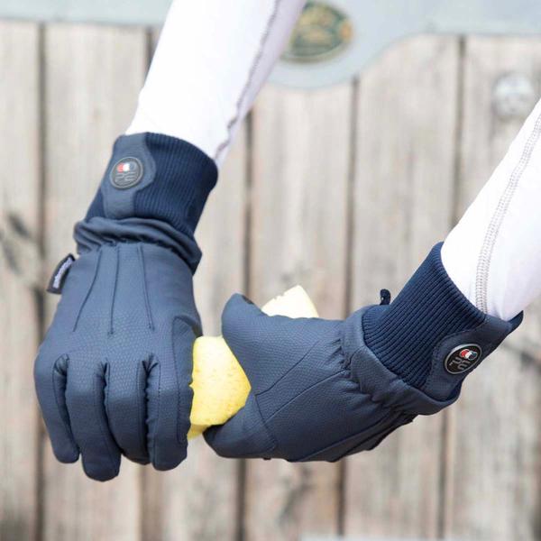 ハイグレードな乗馬用品を手掛けるブランドが提案する防水合皮グローブ。手綱の握りやすさやグリップ力へのこだわりはモチロン、手を冷やさずスマホ操作もそのままできる便利さも魅力的。■ブランドPremier Equine（プレミアエクイン）■対象ユ...