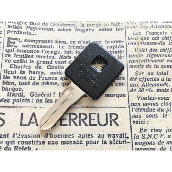 スペアキーを作製する為のブランクキーです。1994年〜2011年辺りのスポーツスター 、ビックツインで使用出来ると思います。車体毎に仕様が違う可能性がありますし、個別には分かりませんので、写真などを良くご確認になっての購入をお願い致します。...