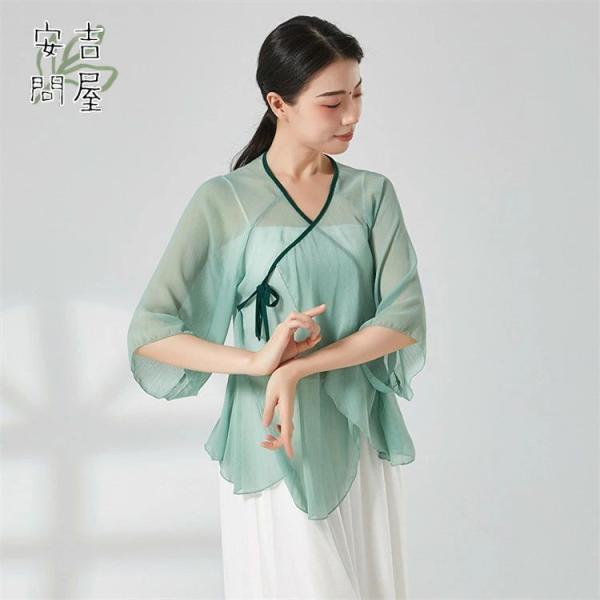 商品情報商品名古典舞踊 ダンス衣装 レディース コンテンポラリー 古典ダンス衣装 踊り衣装 クラシック舞踊 モダンダンス ダンスウェア トップス 長袖 透け感 前開き イレギュラー裾 Vネック チュール 飄逸 レッスン着 舞台衣装 演出服 ...