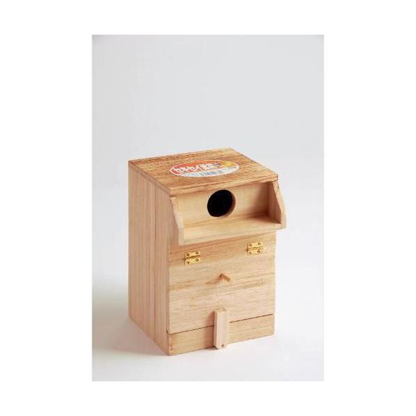 在庫状況：お取り寄せ/お届け：約2週間/※仕様やパッケージは、リニューアルなどの理由で変更になっている場合がございます。予めご了承下さい。◆天然素材使用。◆セキセイインコに最適な形状の巣箱です。◆下部の扉が開閉でき、ストッパーもついています...