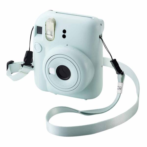 在庫状況：お取り寄せ/お届け：約2週間/2025年10月 発売/◆“instax”(チェキ)や“写ルンです”など、幅広いコンパクトタイプのカメラに使えるネックストラップです◆首掛け、肩掛け、たすき掛けの3WAYタイプ◆カメラを首や肩に掛けて...
