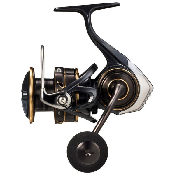 在庫状況：お取り寄せ/お届け：1〜2週間/2023年08月 発売/◆モノコックボディ搭載で好評のCALDIAに待望のSWシリーズ登場◆強靭・耐久テクノロジー(フルメタル(AL製)モノコックボディ)◆ライトショアジギングやボートサワラゲームに...