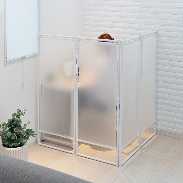 在庫状況：在庫僅少/※画像はイメージです。※本製品に小物等は付属致しません。※替えスクリーン・布は付いていません。◆お部屋を簡単にワークスペースにできるテレワーク対応パーテーションです◆U型・L型・W型などスペース・使用場所に合わせて形状を...