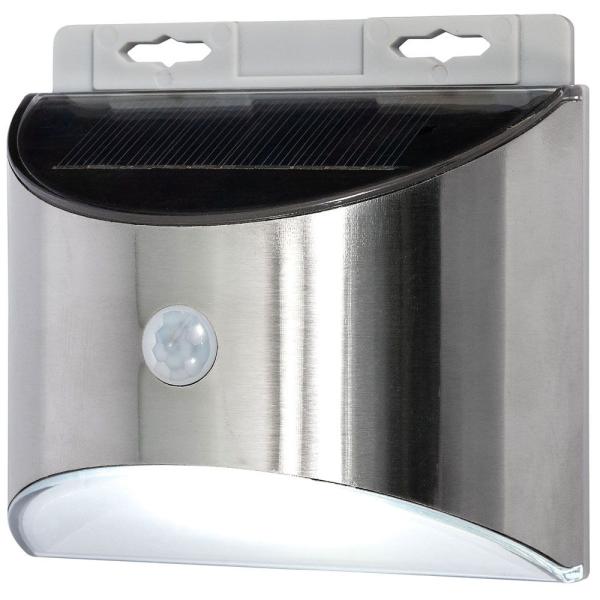 在庫状況：お取り寄せ/お届け：約2週間/2024年03月 発売/※ご購入後、晴天の日に2日間以上初期充電を行ってからご使用を開始してください。◆家周りに馴染む小型ステンレスボディ◆暗い時にセンサーが人や車の動きを検知して自動点灯◆下方向照射...