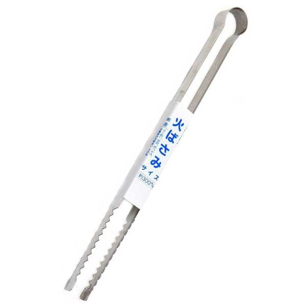 在庫状況：お取り寄せ/お届け：約1週間/◆先端の掴む部分が先細くギザ状になっている火バサミです。◆炭や豆炭などの火越し、アウトドア、バーベキューなどに。◆300mmの長さで手元から使いやすいサイズです。/[C7EIZUKA]