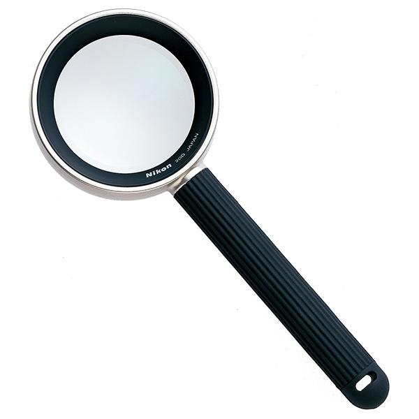 在庫状況：お取り寄せ/お届け：1〜2ヶ月/◆高級感あふれるチタンカラーの高倍率ルーペ。◆光学技術を追求した非球面レンズが、収差の少ないシャープな見え味を実現。◆明るく鮮明な視界を実現する、多層膜反射防止コーティング加工。/[20DAS]