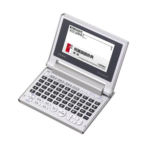 在庫状況：お取り寄せ/2013年08月 発売/※別売りの保護フィルムを貼る場合は、本体の動作確認後に貼付ください。◆サッと開いてパッと調べる。コンパクトボディの電子辞書◆毎日をサポートする10コンテンツ収録◆入力しやすい50音配列キーボード...