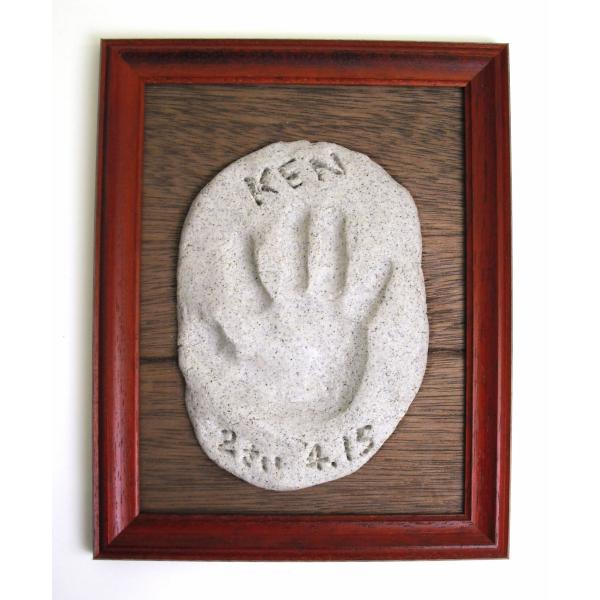 在庫状況：お取り寄せ/お届け：約2週間/※電子レンジ、過熱水蒸気タイプのオーブンレンジでの作製不可。◆粘土で手形や足形をとって、お子様の成長記録を石のようなレリーフに残せます。◆オーブン、オーブンレンジ、オーブントースターで焼くことで硬化す...