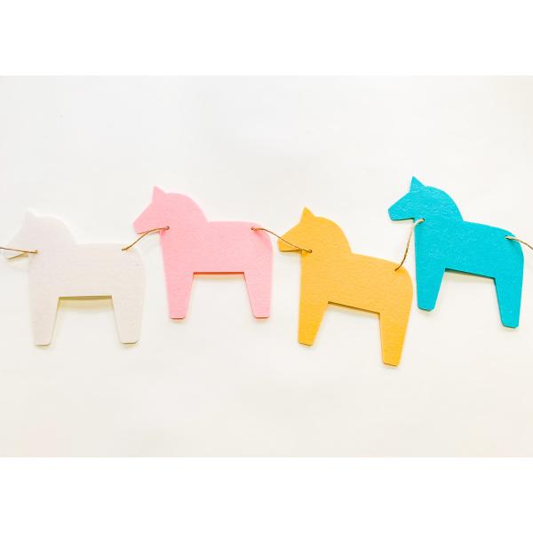 パーティーはモチロン、お部屋のインテリアとして使っても◎　ホースモチーフのパーティーガーランドは幸せを運ぶダーラナホース2種とステキなシルエットのホース2種から選べます♪分類タグ:  【書籍・雑貨など】  【その他】  【乗馬 雑貨】 乗馬...