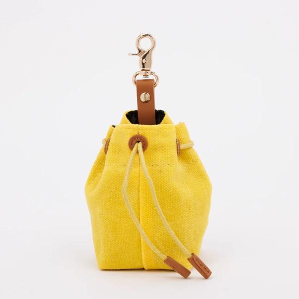 フック付きで使いやすい。馬のおやつを入れて持ち運ぶのに便利なトリーツポーチ。選べる4色にも注目。■素材キャンバス（ワックスコーティング）分類タグ:  【馬のおやつ】  【ブラウン】  【グリーン】  【グレー】  【イエロー】  【乗馬 お...