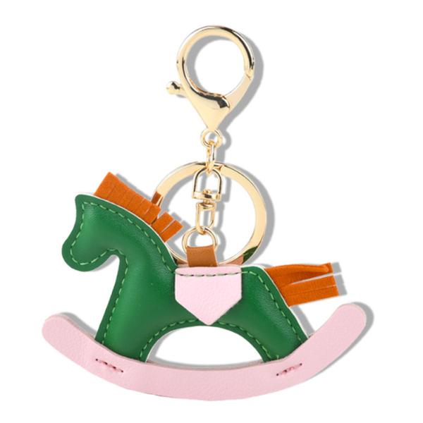 バッグや鍵を簡単に彩る、愛らしいロッキングホースキーホルダー。レザー調素材に上品なステッチ、ゴールド金具が魅力。馬好きへのギフトにも最適な多用途アイテム。　分類タグ:  【その他 雑貨など】  【ブラック】  【ブルー】  【ブラウン】  ...
