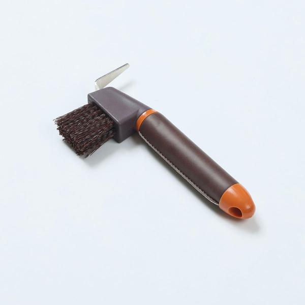 ブラシ付きだから裏掘りとひづめのお手入れが両方できる。ソフトなレザーで包んだ持ち手は握りやすくて作業効率をUP。落ち着いたカラーバリエーションで高級感があるブラシ付きてっぴ。■ブランドEQULIBERTA（エクリベルタ）分類タグ:  【各種...