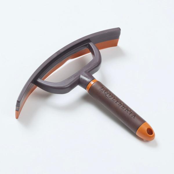 馬の丸洗いに欠かせない。水切りに最適な「汗こき」に新しいラインナップが登場。ソフトなレザーを巻きつけた持ち手はすべりにくく握りやすくて高級感もUP。馬体にやさしいラバー製です。■ブランドEQULIBERTA（エクリベルタ）分類タグ:  【各...