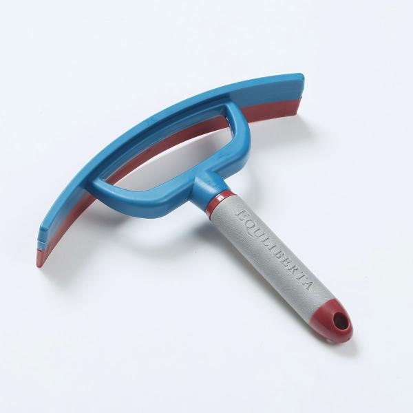 馬の丸洗いに欠かせない。水切りに最適な「汗こき」に新しいラインナップが登場。ソフトなレザーを巻きつけた持ち手はすべりにくく握りやすくて高級感もUP。馬体にやさしいラバー製です。■ブランドEQULIBERTA（エクリベルタ）分類タグ:  【各...