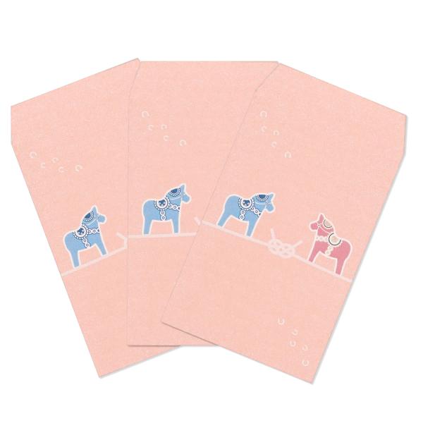 オリジナルデザインのダーラナホースが向かい合う可愛いポチ袋。お年玉袋としてはもちろん乗馬仲間の会費やランチ代の精算など日常のやり取りにも便利。馬好きの方へのプチギフトにも。分類タグ:  【書籍・雑貨など】  【ピンク】  【乗馬 文具 家電...