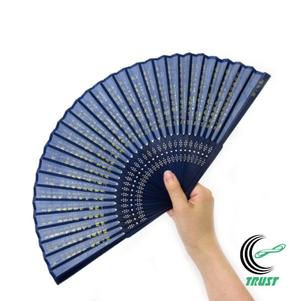 シルク生地を使用した和の趣き漂う扇子。暑い夏、涼風でECOにも繋がる粋な心意気。コンパクトに畳めるので持ち運びに便利。浴衣&amp;着物はもちろん普段使いにもお洒落です。日本土産としても大変人気です。ヘッダー付きクリアケース入り。※撮影環境...