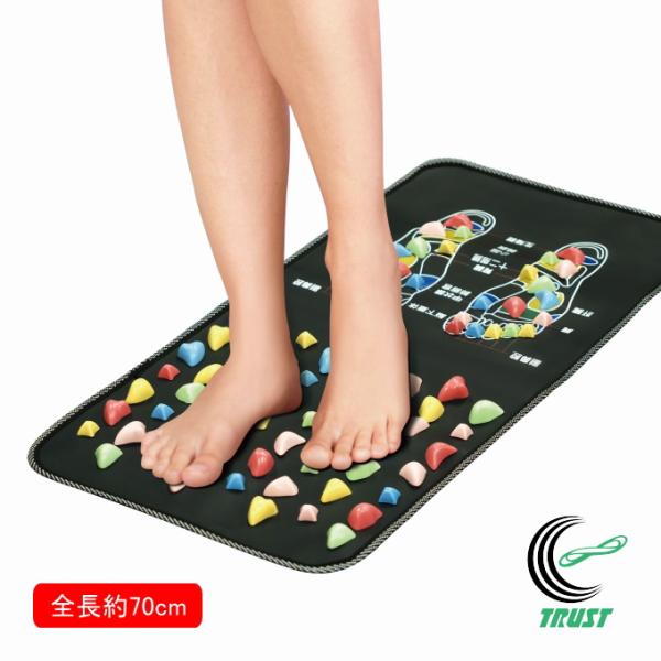 歩くだけで凸凹が足つぼを刺激。マット式なので持ち運びも楽々、どこでも簡単に設置することができます。大きさや形状が異なる突起を歩くことで足裏全体をほぐせます。毎日の生活シーンで足つぼを刺激、気分も爽快リフレッシュ！【サイズ】（約）70×35c...
