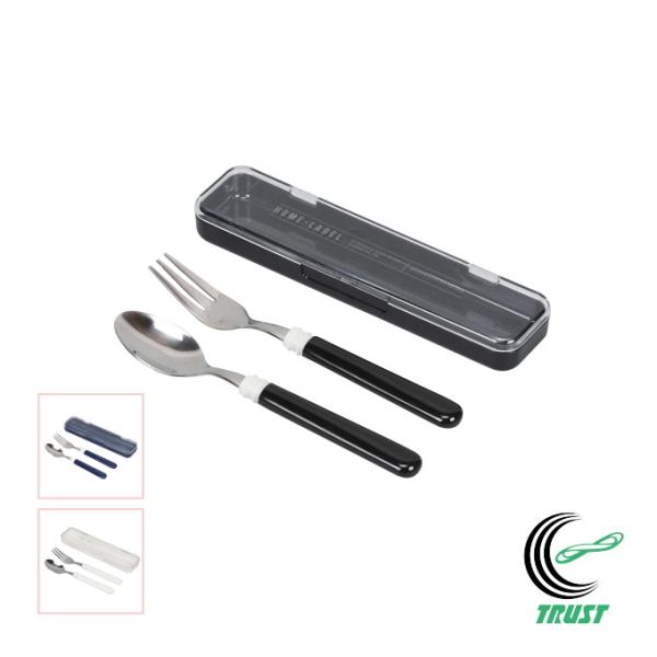 持ち運びに便利なスプーン&amp;フォークのセットです。※食器洗い乾燥機には使用しないでください。【サイズ】収納時：（約）幅170×奥行45×高さ20mmスプーン：（約）全長155×幅30×高さ15mmフォーク：（約）全長160×幅20×高...