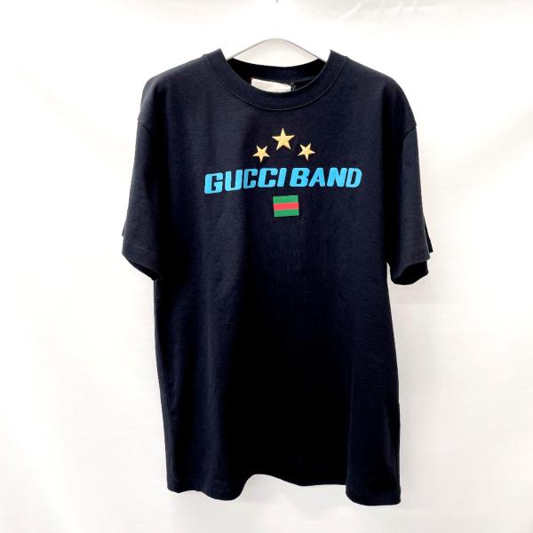 【新品】GUCCI BANDロゴ入りレッドTシャツ 18/24 グッチのロゴが映えるTシャツに注目！──秋のショートスリーブ、なに