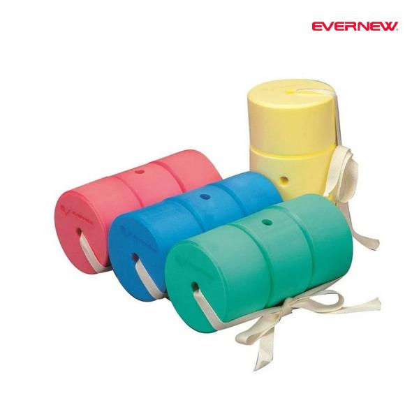 1個使用時に背中にフィットする縦穴付のヘルパーサイズ：直径13.5cm×厚さ8cm/3ヶヒモの長さ140cmカラー：赤・黄・緑・青材質：ポリエチレンフォーム浮力：2.7kg発泡倍率30倍で表面が硬めの仕上げ(当社比)