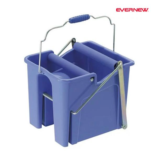 ・長さ31cm×幅36cm×高さ29.5cm ・重量：2.9kg ・材質：タンク ポリプロピレン、ローラー PVC、ペダル ポリプロピレン、構成部品 スチール・ホースホルダーを兼ねた注水口付 ・日本製