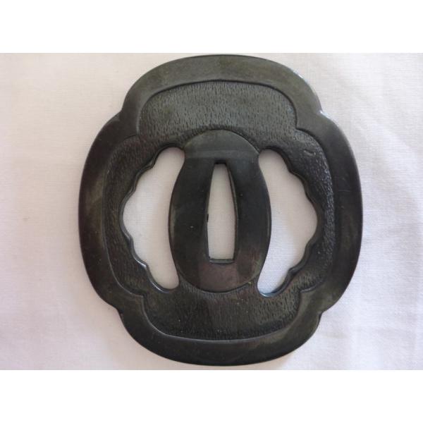 真剣用の鍔、復刻ものです。おもちゃとは違います。鍔は刀の拵としての使用の他、観賞用としても本格的なため、額装をして大人のコレクションとすることもお勧めです。 リビングやオフィスなどに飾ると文化と美術の重みを演出できます。