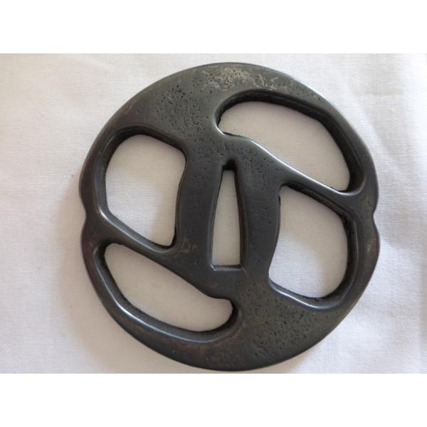 真剣用の鍔、復刻ものです。おもちゃとは違います。鍔は刀の拵としての使用の他、観賞用としても本格的なため、額装をして大人のコレクションとすることもお勧めです。 リビングやオフィスなどに飾ると文化と美術の重みを演出できます。