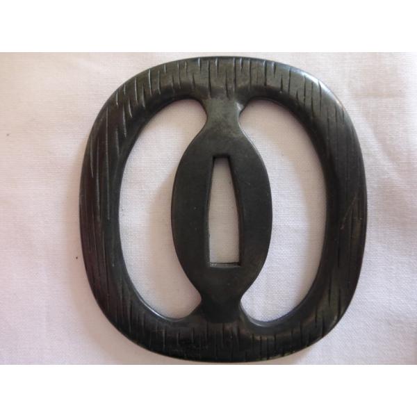 真剣用の鍔、復刻ものです。おもちゃとは違います。鍔は刀の拵としての使用の他、観賞用としても本格的なため、額装をして大人のコレクションとすることもお勧めです。 リビングやオフィスなどに飾ると文化と美術の重みを演出できます。