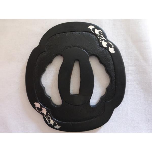 真剣用の鍔、復刻ものです。おもちゃとは違います。鍔は刀の拵としての使用の他、観賞用としても本格的なため、額装をして大人のコレクションとすることもお勧めです。 リビングやオフィスなどに飾ると文化と美術の重みを演出できます。