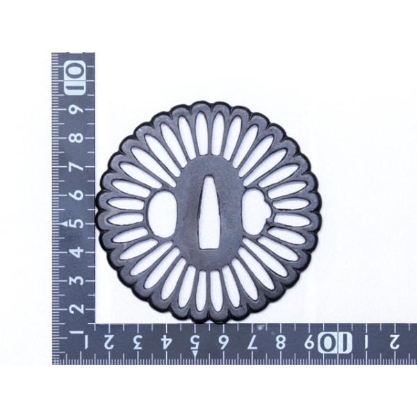 真剣にも使える鍔、復刻ものです。おもちゃとは違います。鍔は刀の拵としての使用の他、観賞用としても本格的なため、額装をして大人のコレクションとすることもお勧めです。 リビングやオフィスなどに飾ると文化と美術の重みを演出できます。