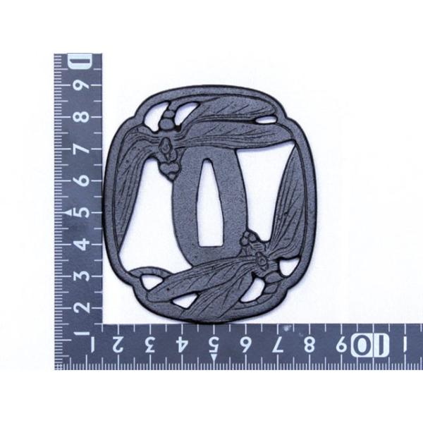 真剣にも使える鍔、復刻ものです。おもちゃとは違います。鍔は刀の拵としての使用の他、観賞用としても本格的なため、額装をして大人のコレクションとすることもお勧めです。 リビングやオフィスなどに飾ると文化と美術の重みを演出できます。