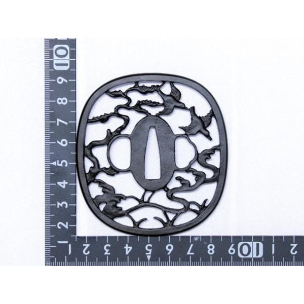 真剣にも使える鍔、復刻ものです。おもちゃとは違います。鍔は刀の拵としての使用の他、観賞用としても本格的なため、額装をして大人のコレクションとすることもお勧めです。 リビングやオフィスなどに飾ると文化と美術の重みを演出できます。