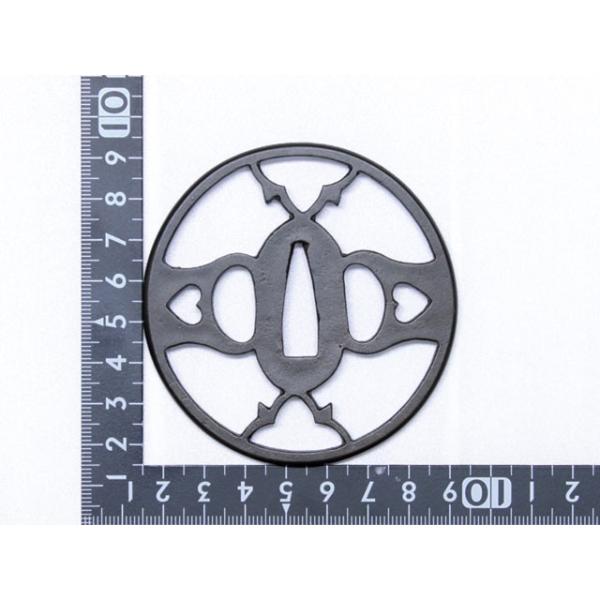 真剣にも使える鍔、復刻ものです。おもちゃとは違います。鍔は刀の拵としての使用の他、観賞用としても本格的なため、額装をして大人のコレクションとすることもお勧めです。 リビングやオフィスなどに飾ると文化と美術の重みを演出できます。