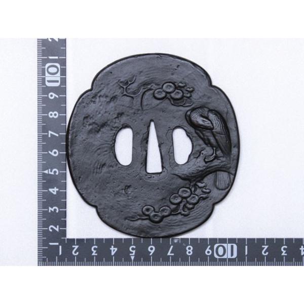 真剣にも使える鍔、復刻ものです。おもちゃとは違います。鍔は刀の拵としての使用の他、観賞用としても本格的なため、額装をして大人のコレクションとすることもお勧めです。 リビングやオフィスなどに飾ると文化と美術の重みを演出できます。