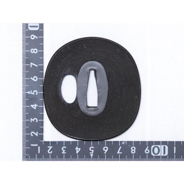 真剣にも使える鍔、復刻ものです。おもちゃとは違います。鍔は刀の拵としての使用の他、観賞用としても本格的なため、額装をして大人のコレクションとすることもお勧めです。 リビングやオフィスなどに飾ると文化と美術の重みを演出できます。