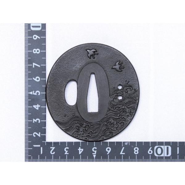 真剣にも使える鍔、復刻ものです。おもちゃとは違います。鍔は刀の拵としての使用の他、観賞用としても本格的なため、額装をして大人のコレクションとすることもお勧めです。 リビングやオフィスなどに飾ると文化と美術の重みを演出できます。