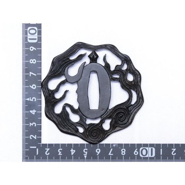 真剣にも使える鍔、復刻ものです。おもちゃとは違います。鍔は刀の拵としての使用の他、観賞用としても本格的なため、額装をして大人のコレクションとすることもお勧めです。 リビングやオフィスなどに飾ると文化と美術の重みを演出できます。