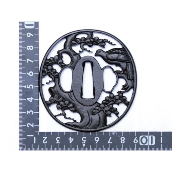 真剣にも使える鍔、復刻ものです。おもちゃとは違います。鍔は刀の拵としての使用の他、観賞用としても本格的なため、額装をして大人のコレクションとすることもお勧めです。 リビングやオフィスなどに飾ると文化と美術の重みを演出できます。