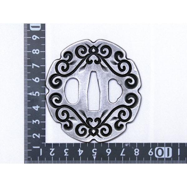 真剣にも使える鍔、復刻ものです。おもちゃとは違います。鍔は刀の拵としての使用の他、観賞用としても本格的なため、額装をして大人のコレクションとすることもお勧めです。 リビングやオフィスなどに飾ると文化と美術の重みを演出できます。