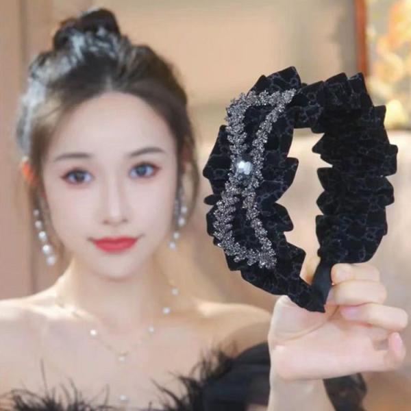 カチューシャ レディース ベロア ビジュー 幅広 太め 痛くない 黒 赤 キラキラ ヘアアクセ パーティー 成人式 謝恩会 二次会 大きめ 上品 プレゼント 全2色
