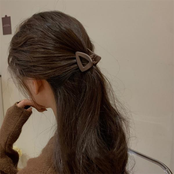 ヘアクリップ  三角形 トライアングル型  小さめ 小さい ミニクリップ オフィス 黒 結婚式 成人式 謝恩会 髪飾り  エレガント フォーマル パーティー お呼ばれ