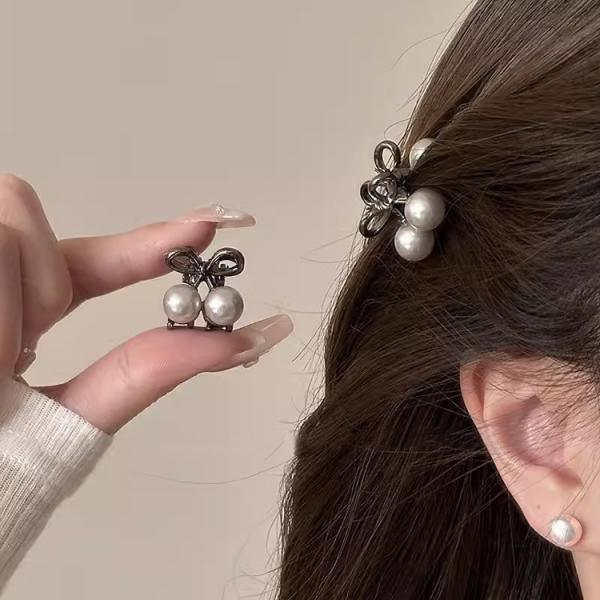 ヘアクリップ 全2種 パール付き ミニ 小さめ 上品 エレガント 成人式 謝恩会 結婚式 パーティー お呼ばれ 普段使い 髪飾り 髪留め レディース ギフト プレゼント