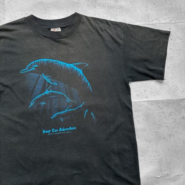 中古 ウエスト・エドモントン・モール 深海アドベンチャー イルカ アニマルプリント イラスト シングルステッチ プリント Tシャツ Mサイズ 古着  UR-0484