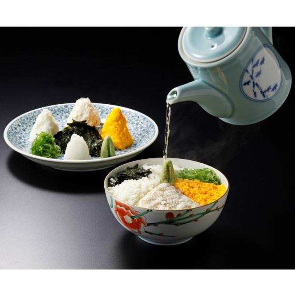 そぼろにした鯛の身、茹でた卵の黄身と白身を裏ごししたもの、大根おろし・ねぎ・わさび・のりをご飯の上に乗せて、出汁をかけて食べる「皆美館」に代々伝承されている家伝料理です。秘伝の出汁をかけて食す「鯛めし」は、あっさりとして身体にやさしい料理で...