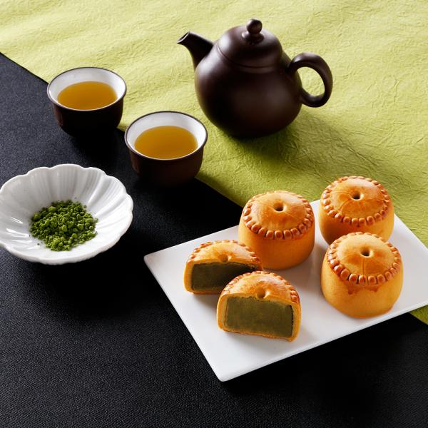 季節限定の焼売の形をした抹茶餡の月餅。風味豊かな抹茶を白餡に練りこんだ優しい味わいの月餅です。サイズも小ぶりで食べやすいおすすめの月餅です。内容量：4個- ご注文時の注意事項 -※画像はイメージです。パッケージが変更になる場合がございます。...