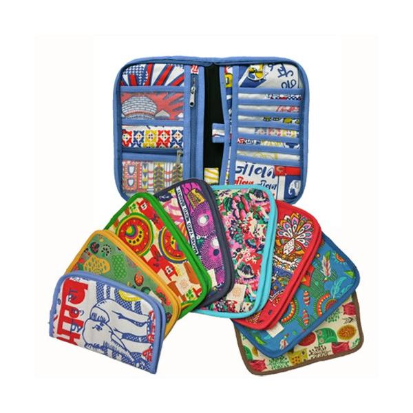 エスニックな柄のマルチケース☆パスポート入れや母子手帳入れに最適！カードポケットやファスナー式のポケットがたくさんあって、整理しやすいですよ。ペンのホルダーも付いています。※物によって柄の配置が異なります。母子手帳は自治体によってサイズが異...