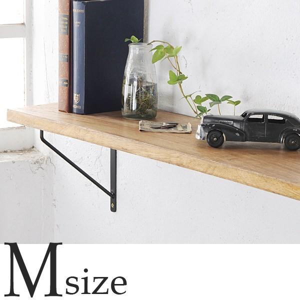 マンゴーウッドの素材感を活かしたシェルフボード。不規則な木目は1つとして同じものはなく、使い込むほどに愛着がわいてくるので、オリジナルシェルフをDIYするのにぴったりの棚板です。しっかりとした厚みもあり、存在感もちょうど良い感じ！こちらのペ...