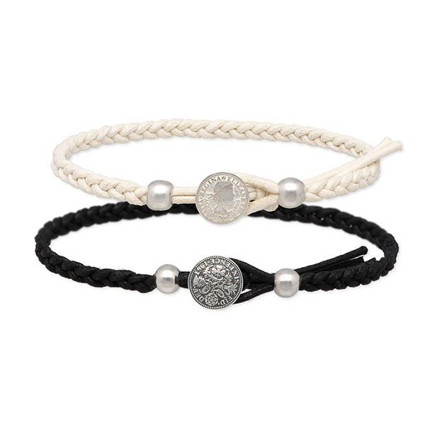 メンズはブラック、レディースはホワイトのコードブレスレットの金具に6ペンスコインをデザインしたペアブレス。メンズは6ペンスコインの裏側の植物のモチーフ、レディースは表面のエリザベスがデザインされています。AQUA SILVER アクアシルバ...