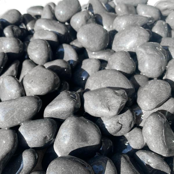 品名: 特撰那智サイズ: 1寸 (30~40mm)種類・材質: 玄武岩建築資材の用途: 床材｜ガーデニング｜庭｜庭石｜敷き砂利原産国/製造国: 中国